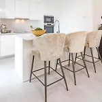 New Luxury In Estepona, Costa Del Sol - Short Walk To The Beach, Old Town & Marina 에스테포나