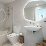 New Luxury In Estepona, Costa Del Sol - Short Walk To The Beach, Old Town & Marina 에스테포나