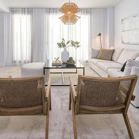New Luxury In Estepona, Costa Del Sol - Short Walk To The Beach, Old Town & Marina 아파트 *