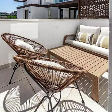 New Luxury In Estepona, Costa Del Sol - Short Walk To The Beach, Old Town & Marina Lägenhet Estepona