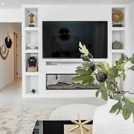 New Luxury In Estepona, Costa Del Sol - Short Walk To The Beach, Old Town & Marina Apartment *
