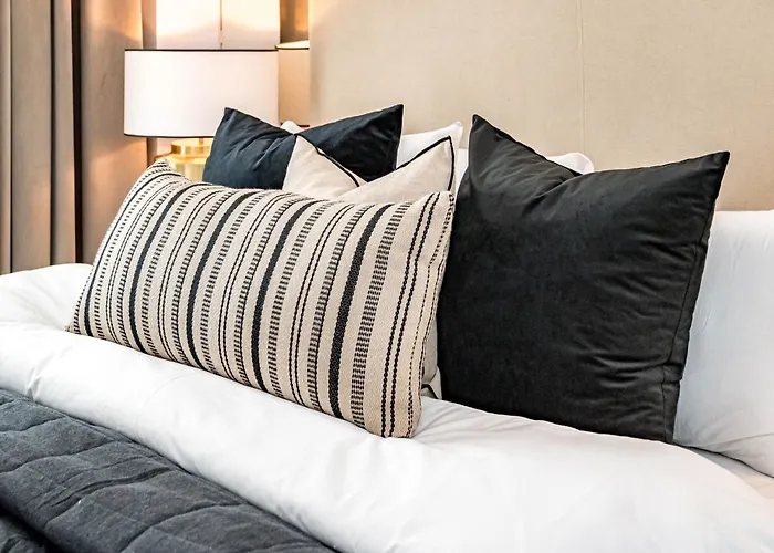 New Luxury In Estepona, Costa Del Sol - Short Walk To The Beach, Old Town & Marina * Estepona